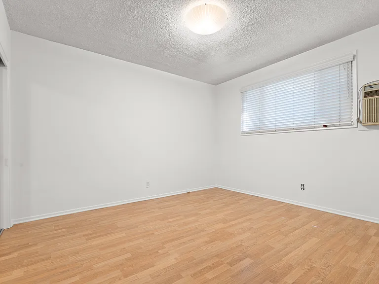12817 Moorpark St #4 — Photo 11