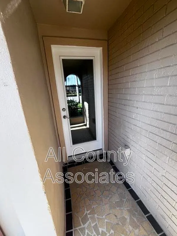 2 bed, 2.0 bath, 1050 sqft, $1,695 — Photo 3