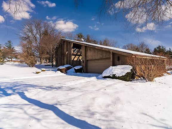 2nd image of 900 Walden Ln