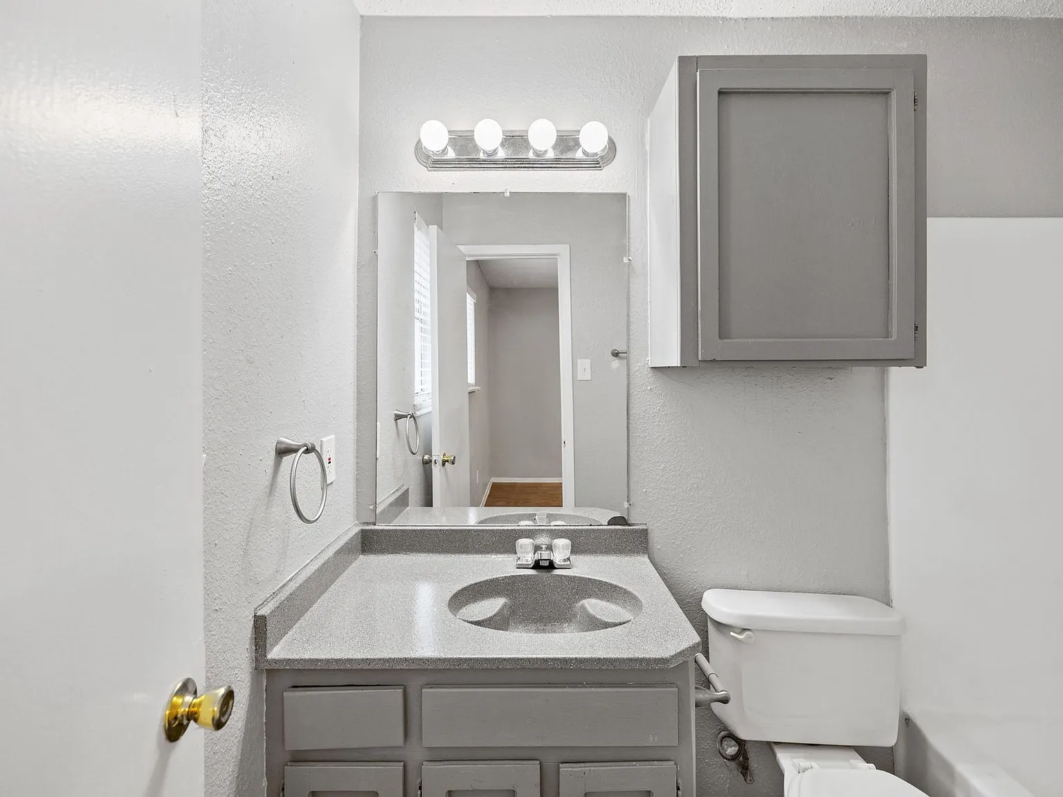 Awesome open Studio Apartments Close to Downtown — Photo 3