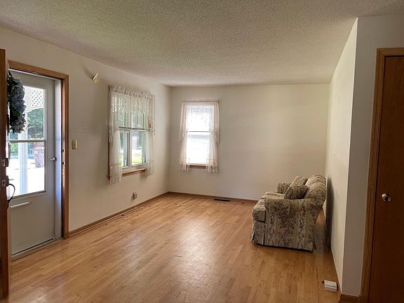 4th image of 415 10th Ave SW