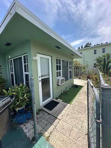 1126 N H St Photo 1