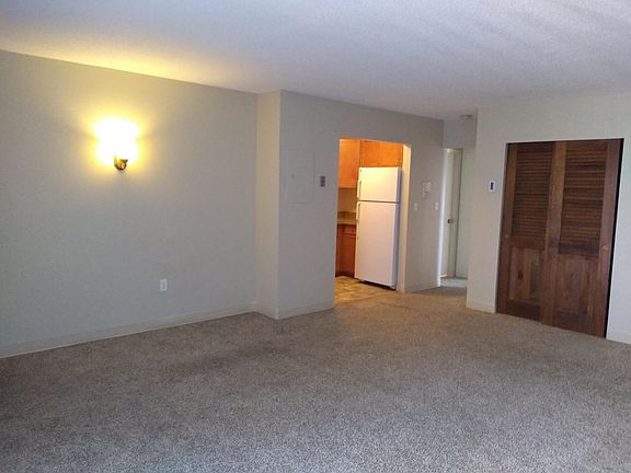 Large living area, closet space, fresh carpet