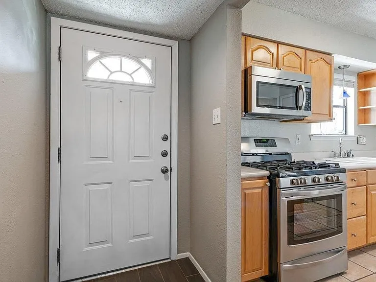13204 Rampart St — Photo 4