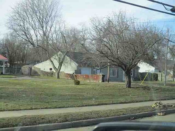 3rd image of 923 W Jolly Rd