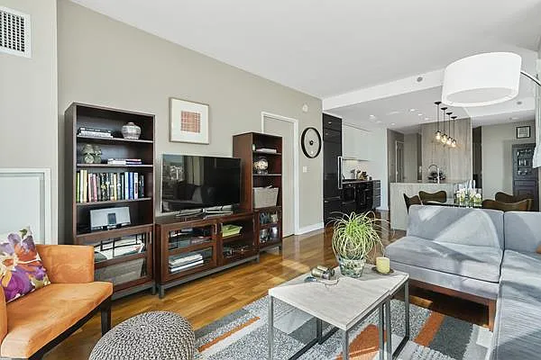 Sold by Avenue Sotheby's International Realty | media 6