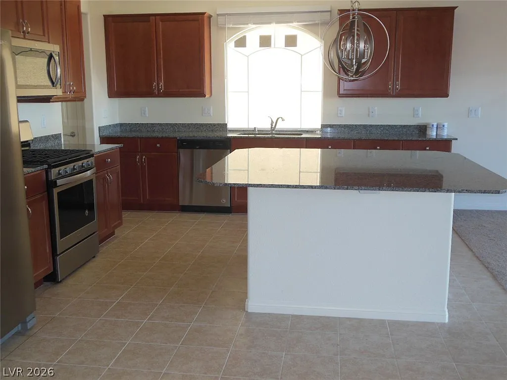 4 bed, 2.5 bath, 2277 sqft, $2,400 — Photo 3
