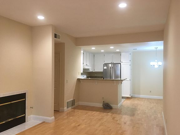 Breakfast bar & dining area