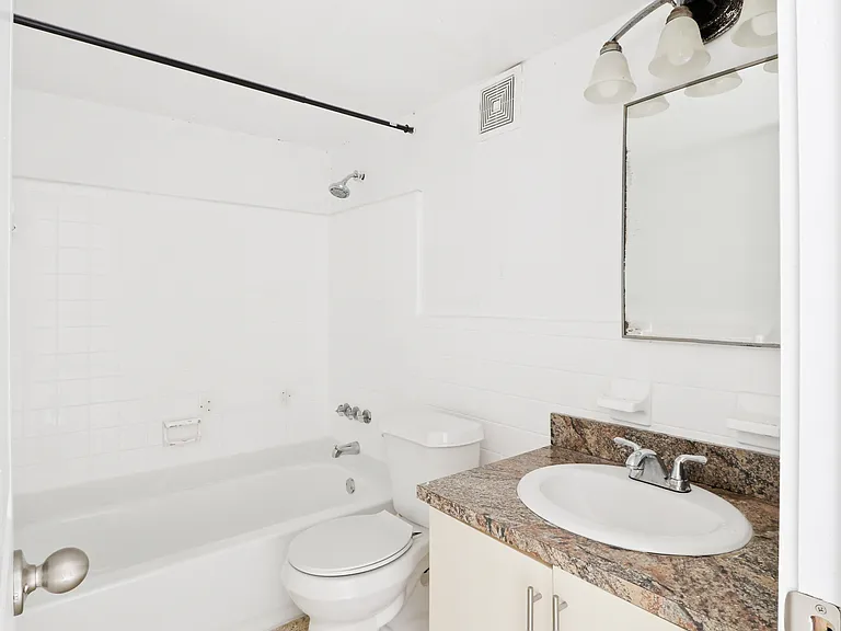 405 W 11th St #5 — Photo 7