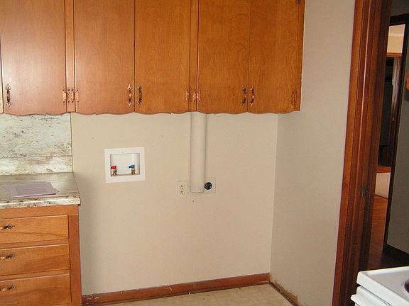 W/d hookups in kitchen area