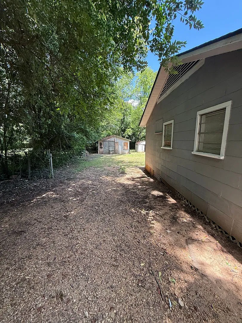 3 bed, 1.0 bath, 1129 sqft, $725 — Photo 2