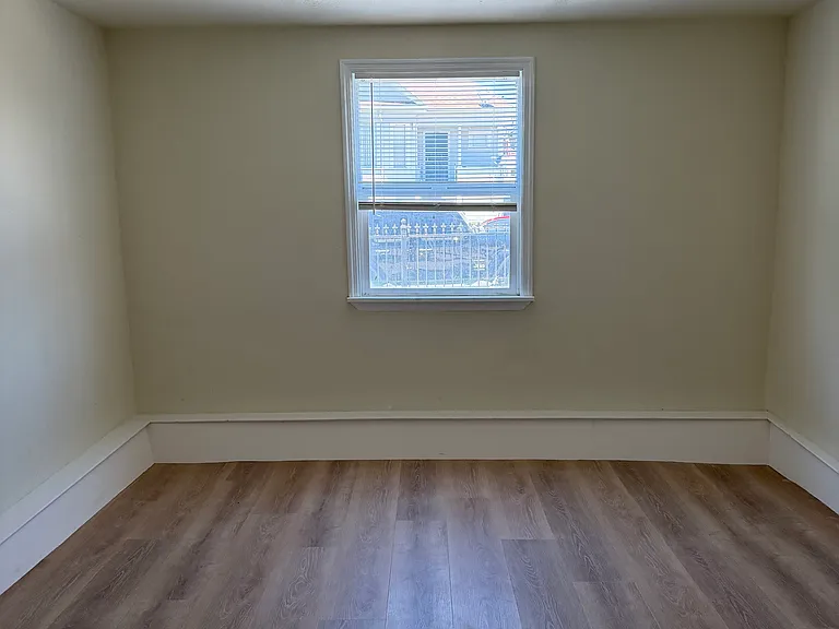 1930 Irving Ave #1930 — Photo 7