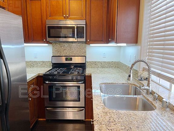 4th image of 1521 S Hayworth Ave Unit 104