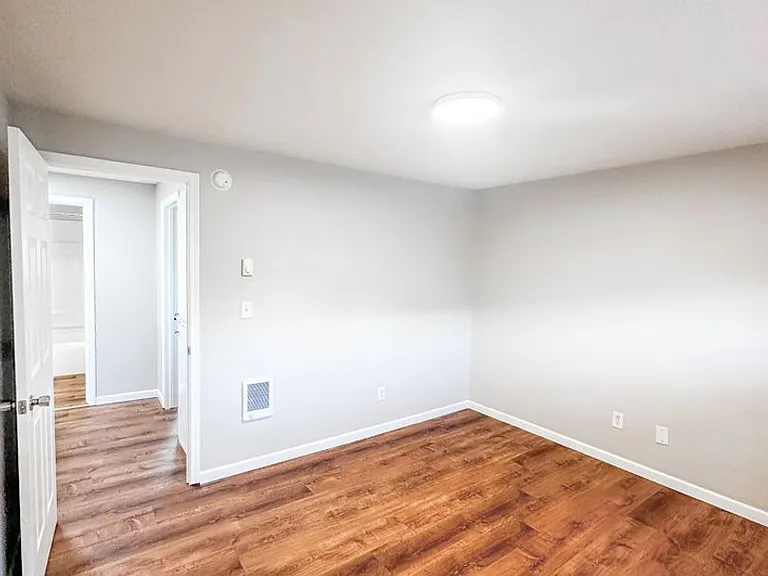 Catalina Apartments — Photo 27