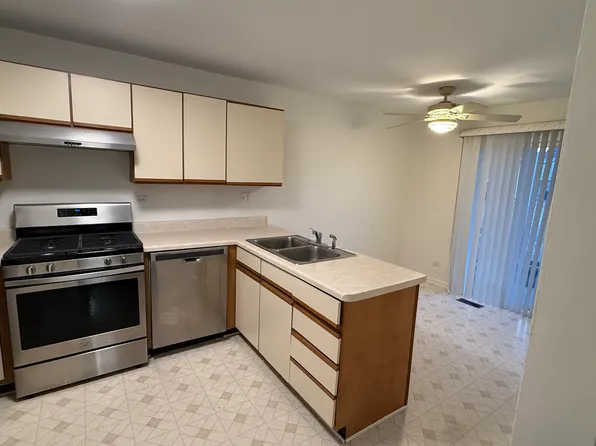 1228 Bradwell Ln APT A, Mundelein, IL 60060