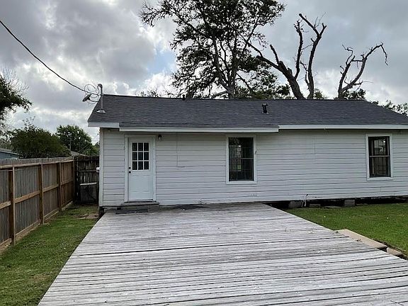 2nd image of 135 Huisache St