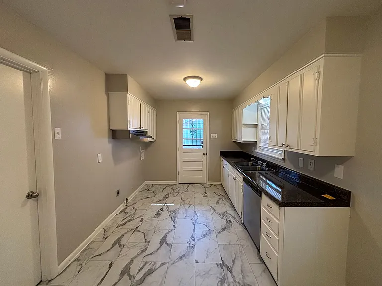 4623 Violet Ave — Photo 10