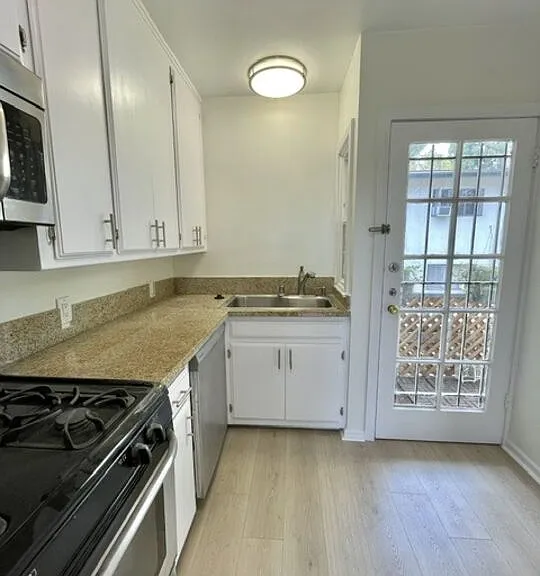 1600 N Martel Ave #B — Photo 12