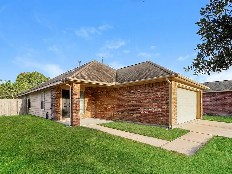 3911 Cary Creek Dr — Photo 2