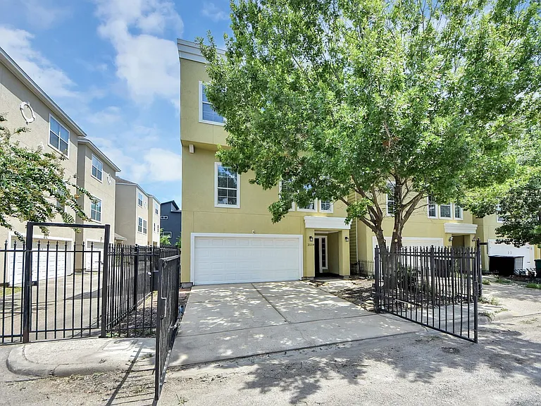 2119 Stuart St — Photo 1