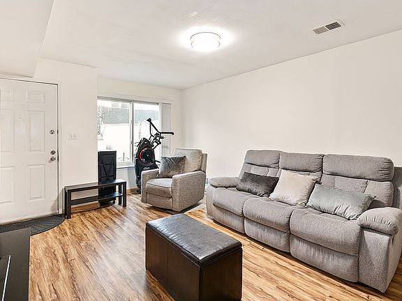 4th image of 32 Brandis Ln