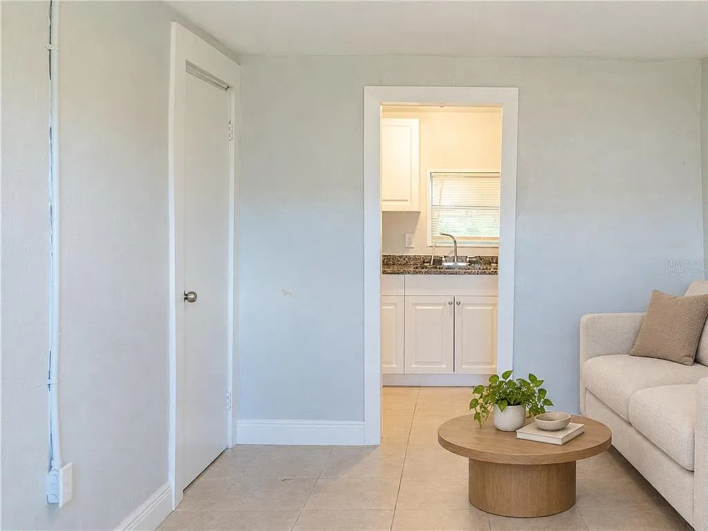 2 bed, 1.0 bath, 930 sqft, $1,150 — Photo 3