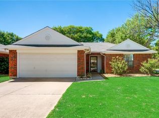 1102 Saratoga Dr, Euless, TX 76040