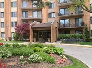 601 Lake Hinsdale Dr APT 104, Willowbrook, IL 60527