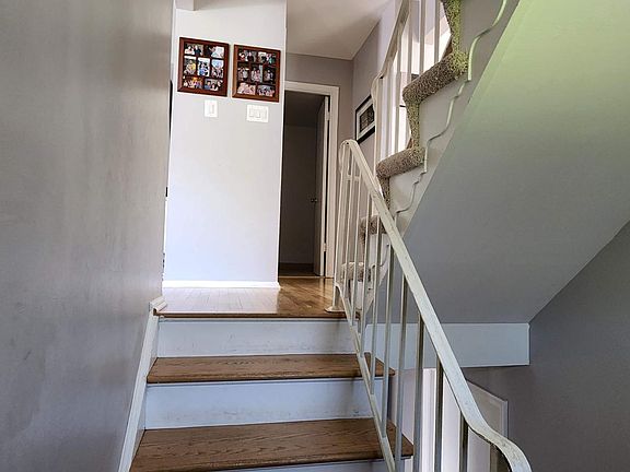 4th image of 28 Chantilly Ct