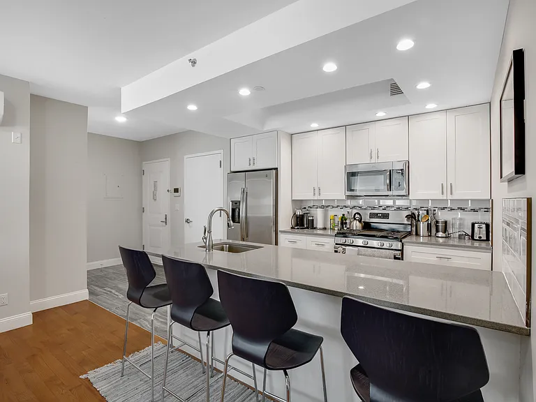 4604 Vernon Blvd #7C — Photo 7