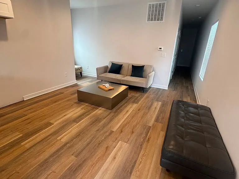 301 W 6th St #1 — Photo 3