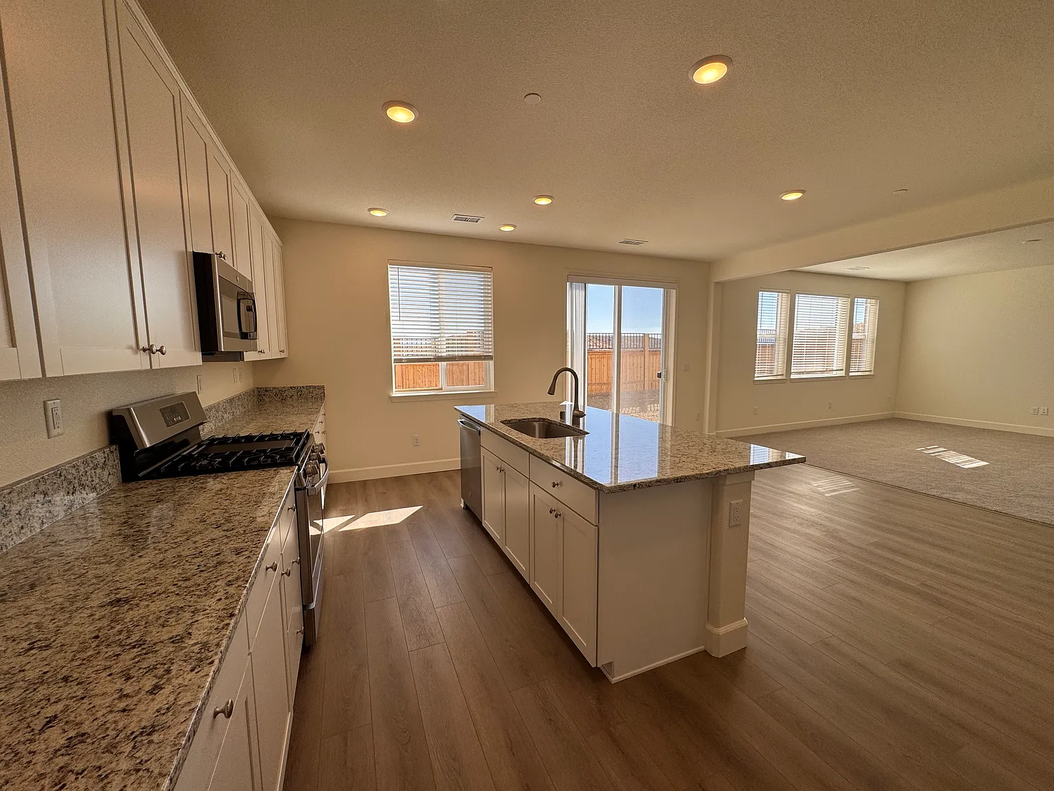 3 bed, 2.5 bath, 2695 sqft, $3,595 — Photo 4