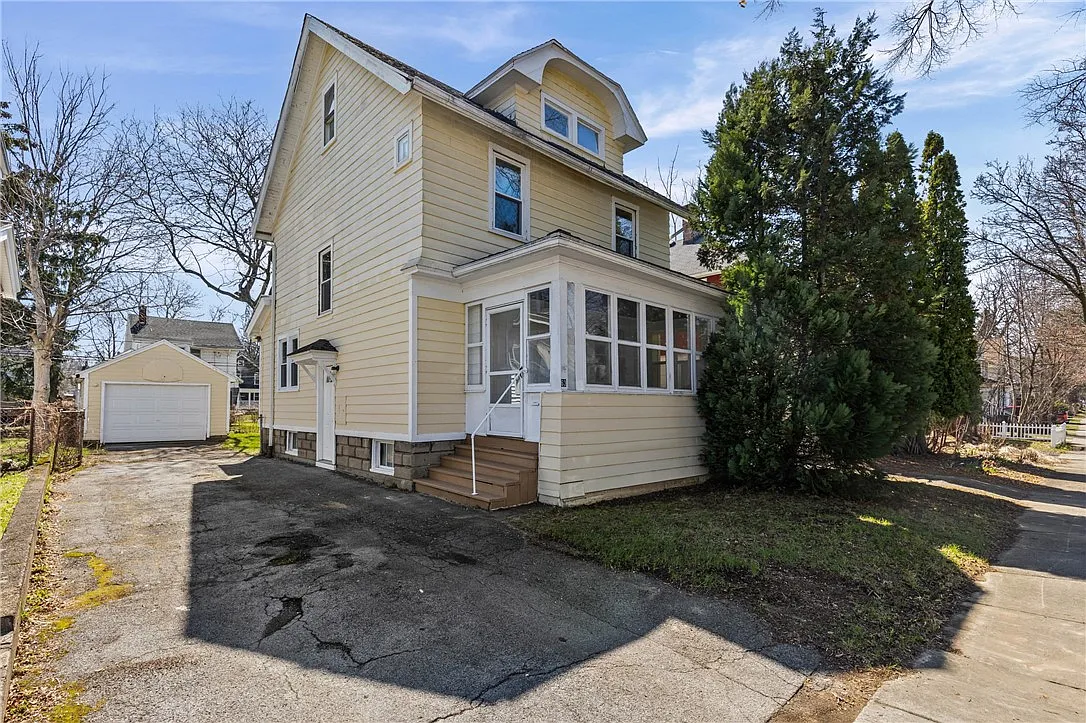 63 Dickinson St photo 1