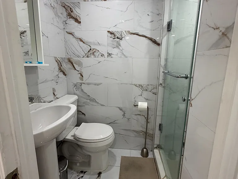 21A Lambton Ave #BASEMENT — Photo 10