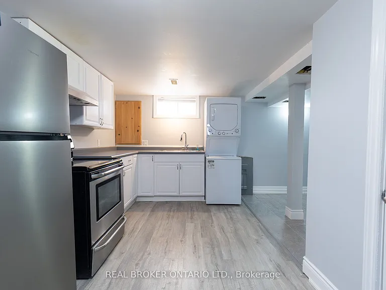 32 Grove St W #3 — Photo 2