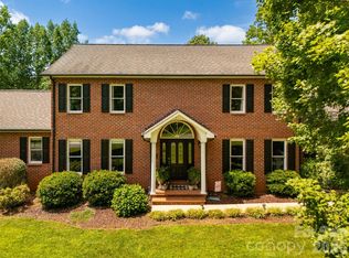1413 Windemere Ln, Hickory, NC 28602