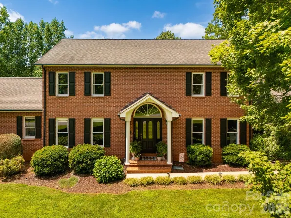 1413 Windemere Ln, Hickory, NC 28602