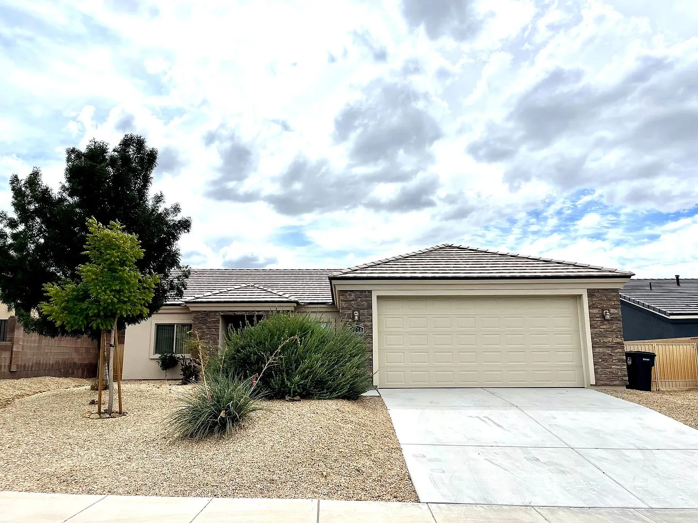 Beautiful 3 Bedroom Home In Hualapai Shadows! *Home Is Currently Occupied, Please Do Not Disturb ... — Photo 1