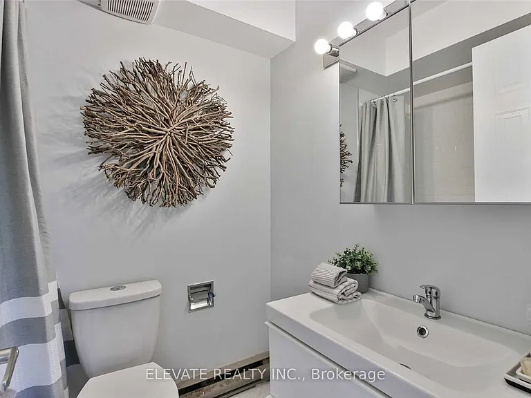 2131 Dufferin St — Photo 31