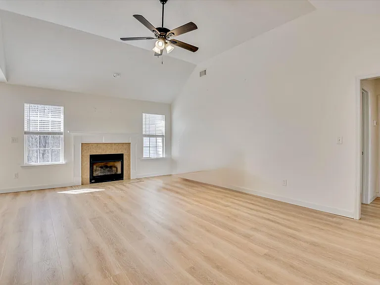 909 Watsonia Dr — Photo 2