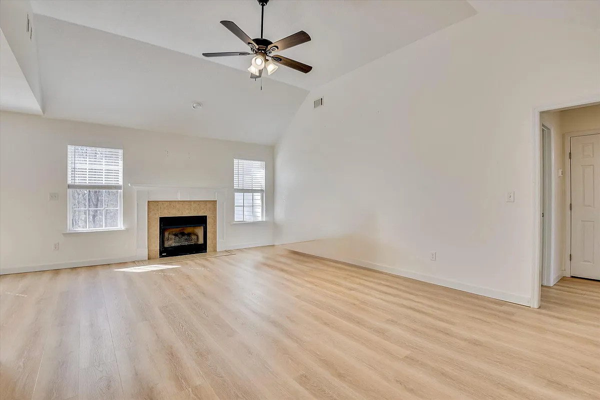 Building Photo - 909 Watsonia Dr