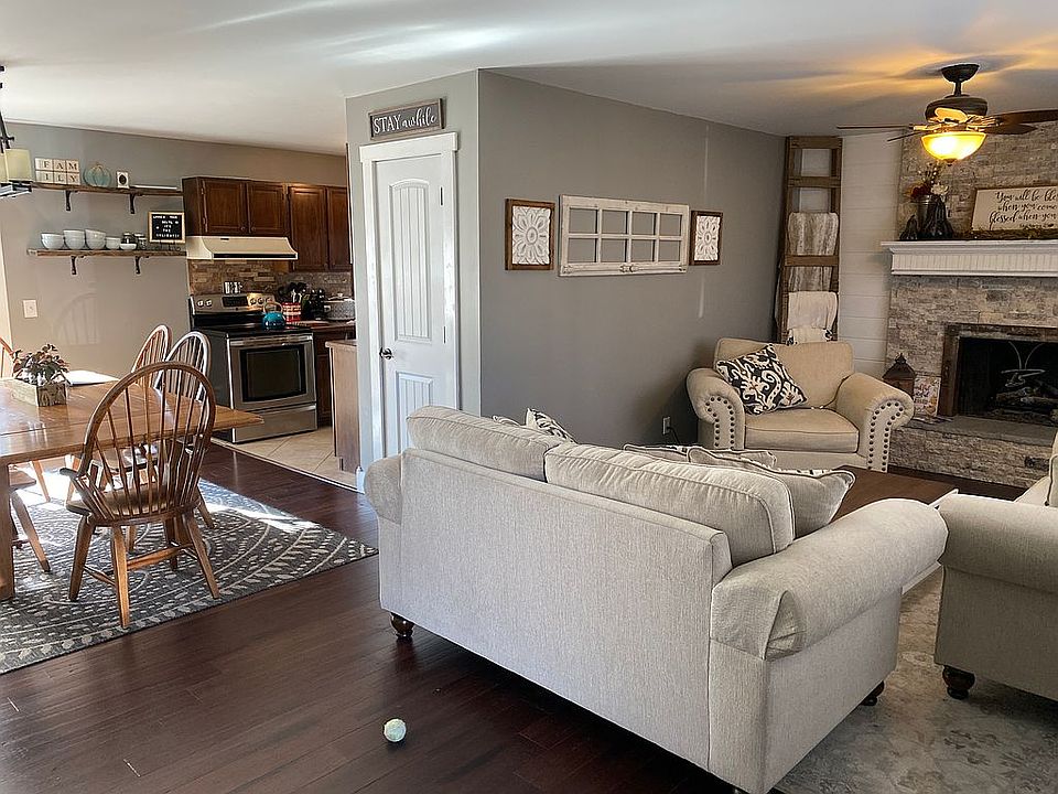 Living room/ dining room 