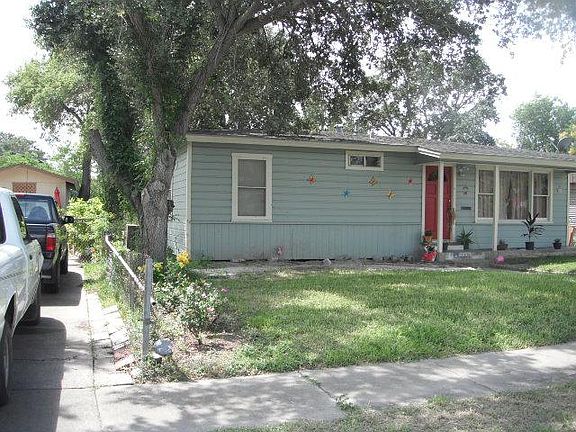 3rd image of 2221 Roslyn Dr