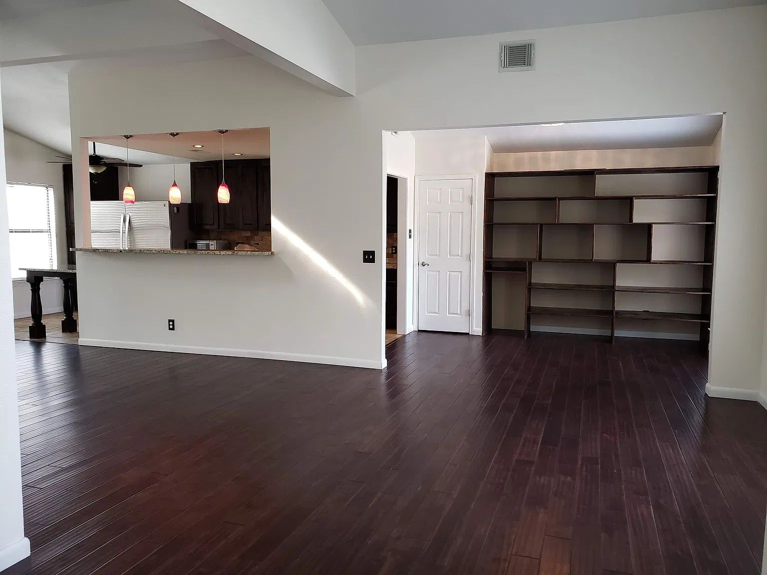 3 bed, 2.5 bath, 2176 sqft, $2,350 — Photo 2