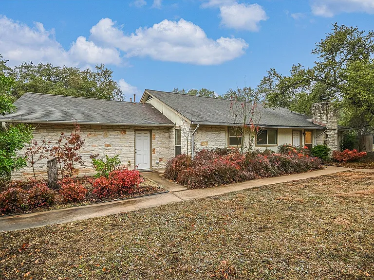 3207 Eanes Cir #A — Photo 1