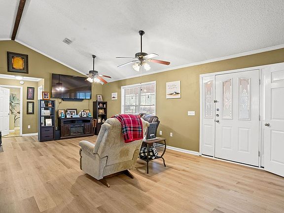 4th image of 121 Lakeview Dr