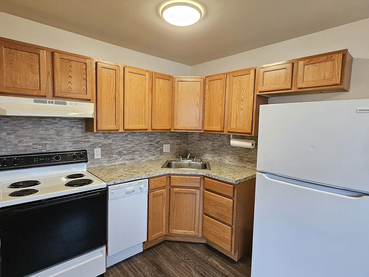 3 bed, 900 sqft, $1,200 — Photo 4