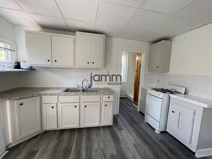 Cleveland: 2 Bedroom 1 Bathroom — Photo 4