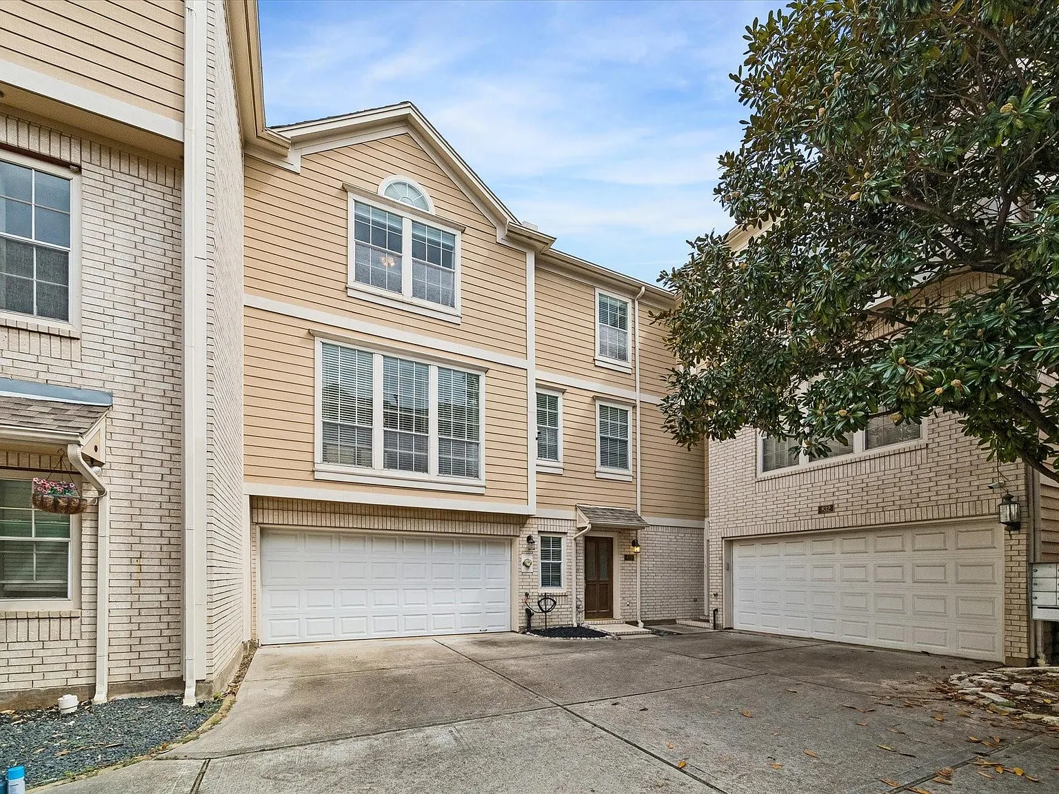3 bed, 2.5 bath, 1664 sqft, $3,200 — Photo 1