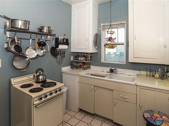 3rd image of 3035 E Tamiami Cir
